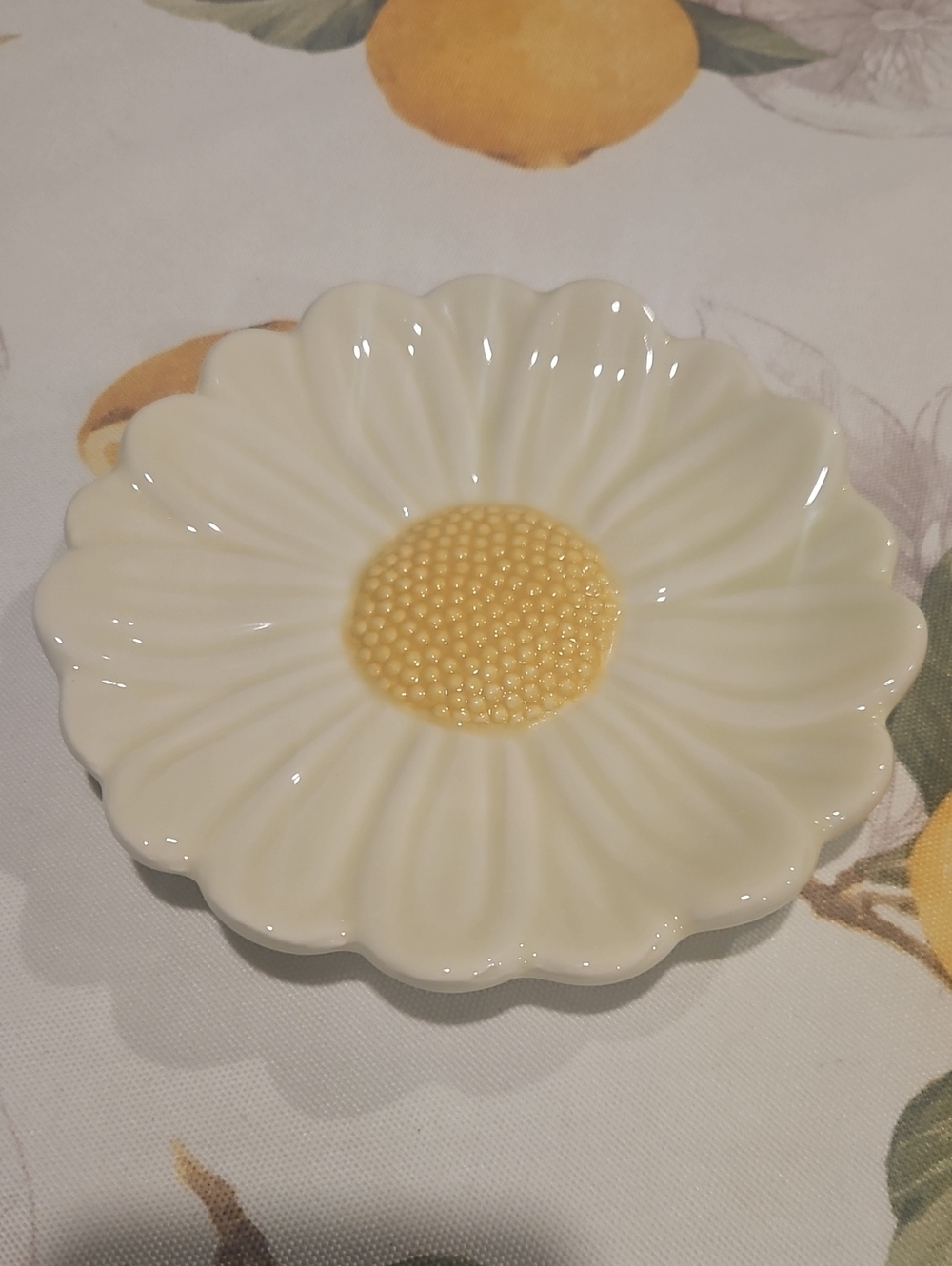 Ceramic Daisy Serving Dish in Cream and Yellow
